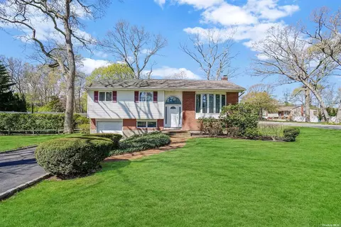19 Burrwood Ct, East Northport, NY 11731