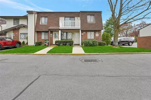 174 Cambridge Dr E #1747, Copiague, NY 11726