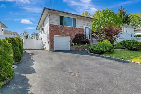 7 Addison Pl, Dix Hills, NY 11746