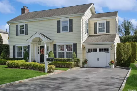 62 Transverse Rd, Garden City, NY 11530