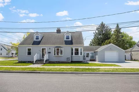 712 7th Ave, New Hyde Park, NY 11040