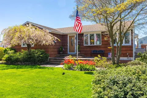 13 Linton Ave, Lindenhurst, NY 11757