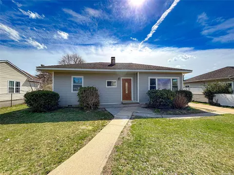 29 Croydon Rd, Amityville, NY 11701