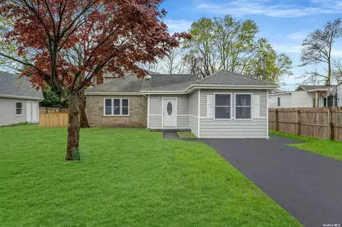 20 Dowsing Ave, Bay Shore, NY 11706