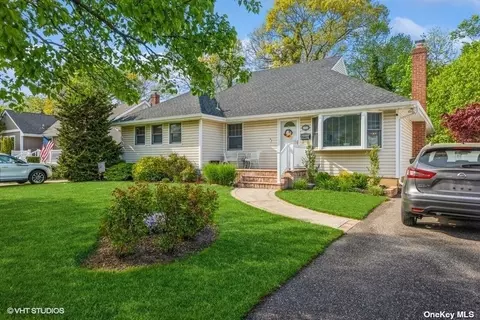 2967 Morgan Dr, Wantagh, NY 11793