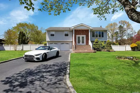 40 Peppermint Rd, Commack, NY 11725