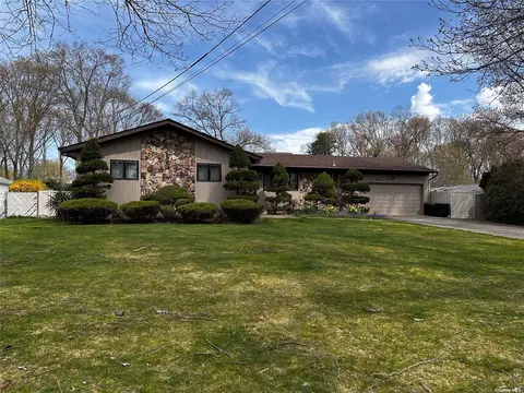595 Beaver Ln, Ronkonkoma, NY 11779
