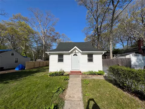 26 Lookout Dr, Sound Beach, NY 11789