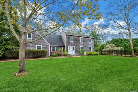 31 Oak Ln, Hampton Bays, NY 11946