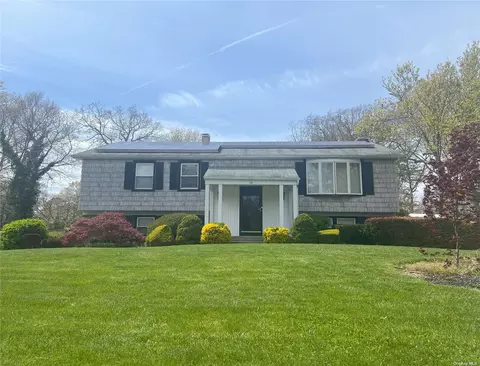 20 Pennaquid Rd, Coram, NY 11727