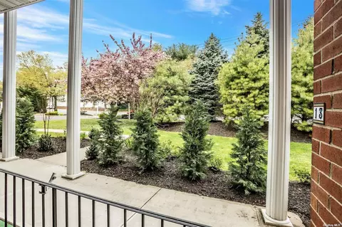13 Jad Ct #13, Plainview, NY 11803