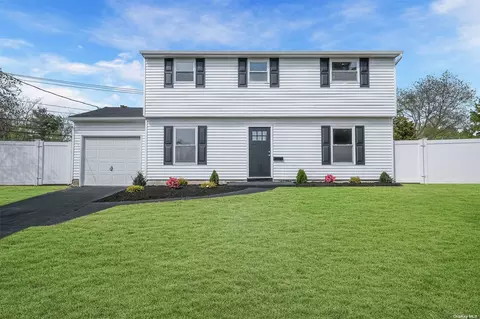 22 Stonehurst Cir, Centereach, NY 11720