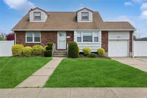 19 Powell St, Farmingdale, NY 11735