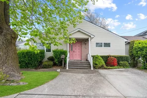 758 Princeton Rd, Franklin Square, NY 11010