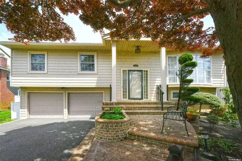 3005 Clubhouse Rd, Merrick, NY 11566