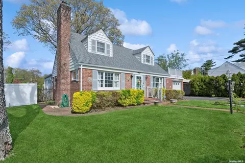 556 Mulberry Ln, West Hempstead, NY 11552