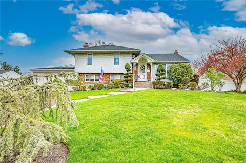 17 Radburn Dr, Commack, NY 11725