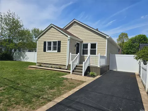 11 Nevada Rd, West Babylon, NY 11704