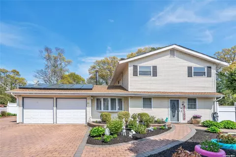 31 Milford Dr, Central Islip, NY 11722