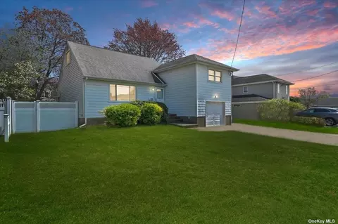 233 W End Ave, Massapequa, NY 11758