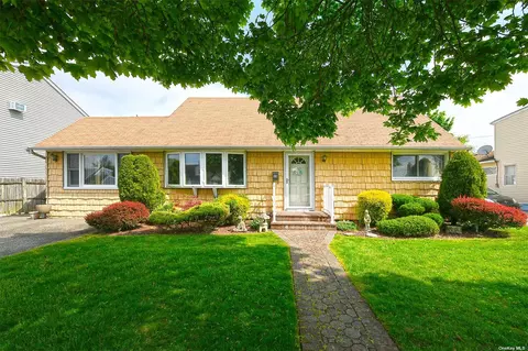 20 Hunter St, Hicksville, NY 11801