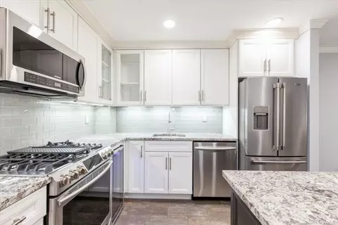 207-23 Darren Dr #235L, Bayside, NY 11360