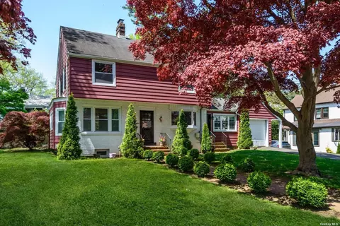 4 Locust St, Great Neck, NY 11023
