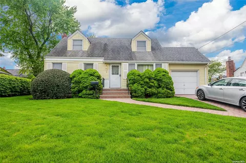 9 Frances Ln, Massapequa Park, NY 11762