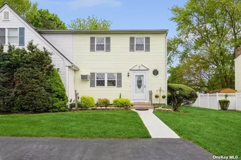 13 Hampton Ct #13, Coram, NY 11727