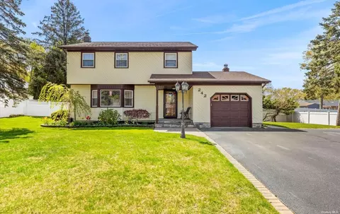 242 Collington Dr, Ronkonkoma, NY 11779