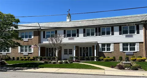 1 Bengeyfield Dr #2A, East Williston, NY 11596