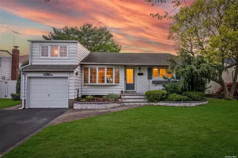 14 Terry St, Hicksville, NY 11801