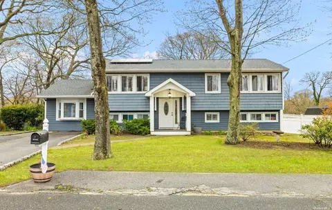 15 Chester St, Lake Grove, NY 11755