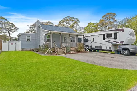 24 Stackyard Dr, Mastic Beach, NY 11951