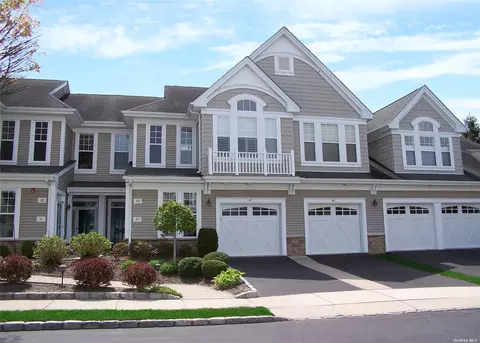 35 Concerto Dr #35, Lake Grove, NY 11755