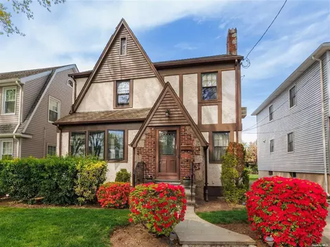 299 Carnation Ave, Floral Park, NY 11001