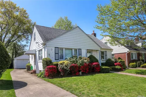 118 Laurel Dr, New Hyde Park, NY 11040