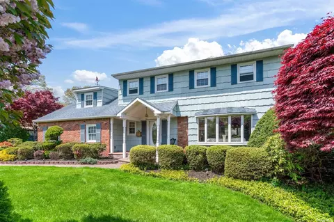 26 Pashen Pl, Dix Hills, NY 11746