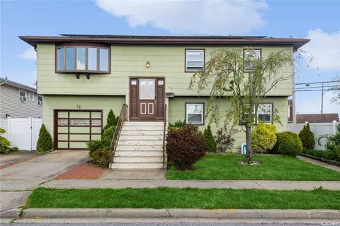 15 Marina Rd, Island Park, NY 11558