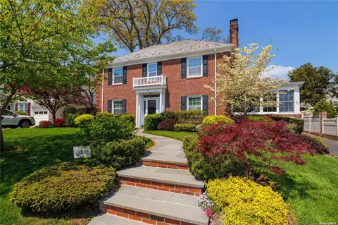 23 Brompton Rd, Rockville Centre, NY 11570