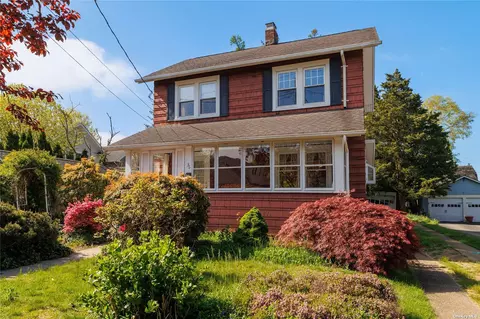 36 Linden St, Rockville Centre, NY 11570