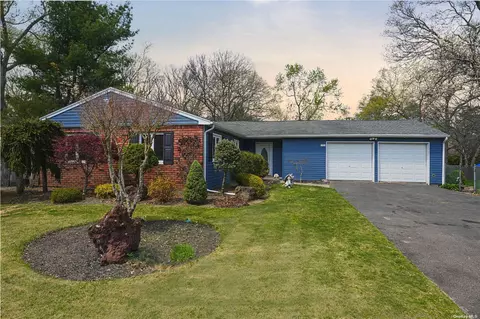 21 Vine St, Centereach, NY 11720