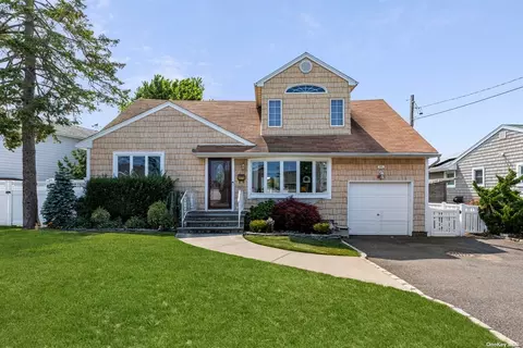 100 Beach Rd, Massapequa, NY 11758