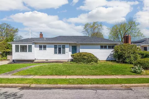 1375 Oak Ln, East Meadow, NY 11554