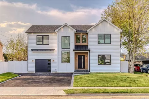 26 Greenbelt Ln, Levittown, NY 11756