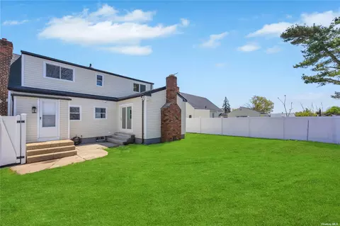 18 Clarissa Dr, Hicksville, NY 11801