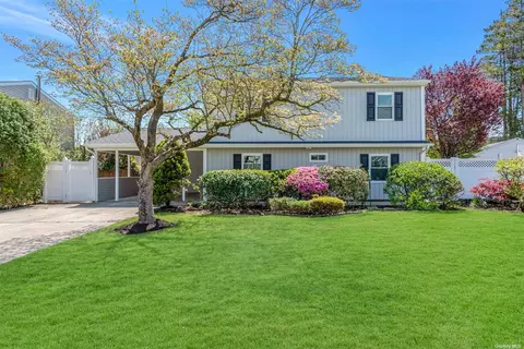 39 Tarry Ln, Levittown, NY 11756