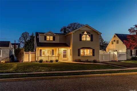 26 Clover Ln, Levittown, NY 11756