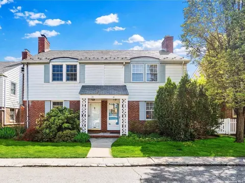 14 Bayview Ct, Manhasset, NY 11030