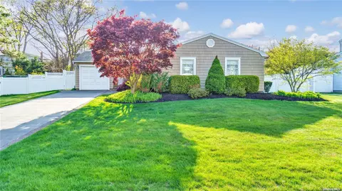 174 Cirrus Rd, Holbrook, NY 11741